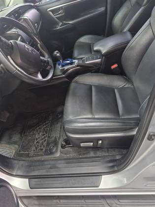 TOYOTA HILUX SW4 2.8 D-4D TURBO DIESEL SRX 7L 4X4 AUTOMÁTICO